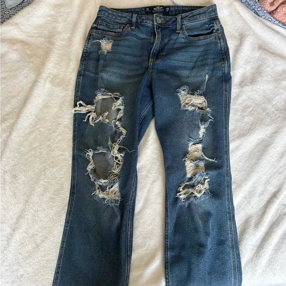 Hollister Curvey High Rise Distressed mom Jean